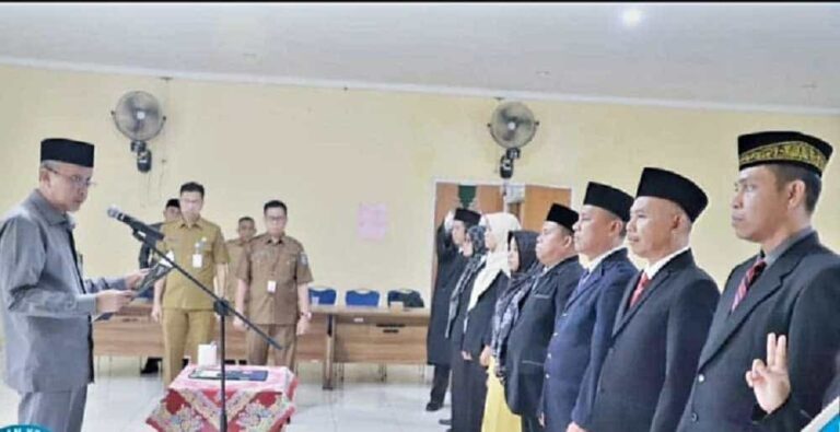 Membacakan sambutan Bupati Anwar Sadat, Sekda Tanjabbar menyampaikan Pelantikan dan Pengambilan Sumpah Jabatan Struktural pada hari