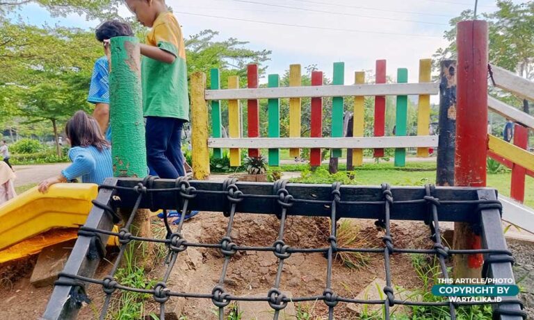 Fasilitas permainan anak di Taman Jalur Hijau Kosambi, Duri Kosambi, Cengkareng, Jakarta Barat dikeluhkan masyarakat karena kondisinya