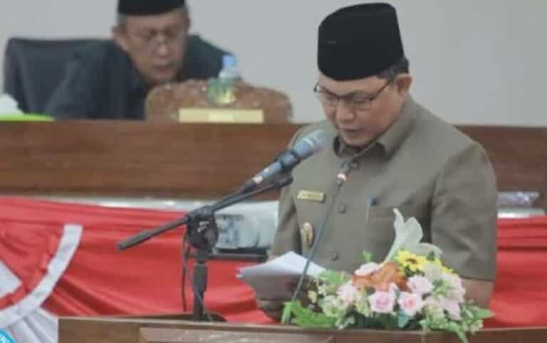 Wakil Bupati Tanjab Barat H. Hairan menghadiri Rapat Paripurna Ketiga DPRD Kabupaten Tanjab Barat dalam rangka tanggapan Bupati atas