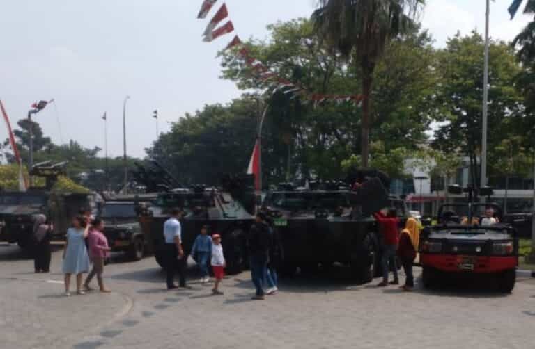 Ramai Pengunjung di Hari Terakhir Pameran Alutsista Korem 052/Wijayakrama
