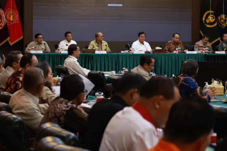 Komjen Agus Andrianto Wakili Kapolri Hadiri Rapat Pleno KKIP 2023 di Kemenham