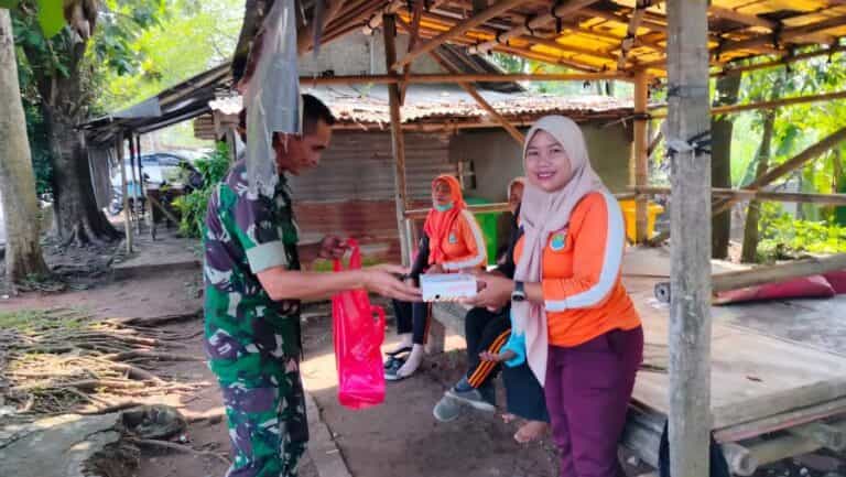 Rutinitas di Jumat Berkah Kodim 0510/Tigaraksa Bagikan Makan Siang