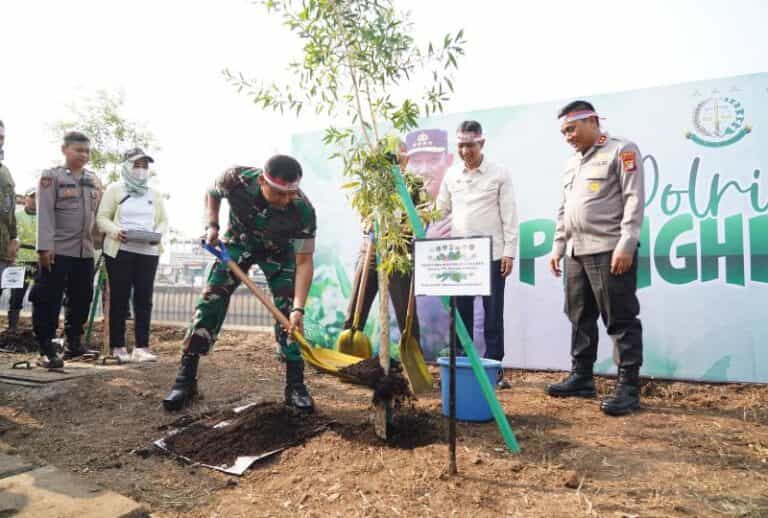 Pangdam Jaya/Jayakarta Menghadiri Acara Penanaman Pohon Secara Serentak