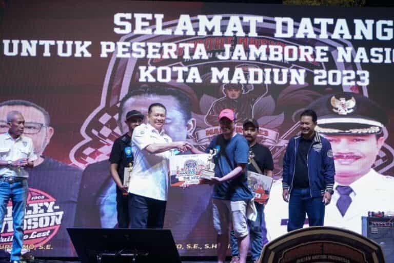 Ketua Umum IMI Bamsoet Serahkan Piala Kepada Para Pemenang Kontes Jambore Nasional IMI 2023