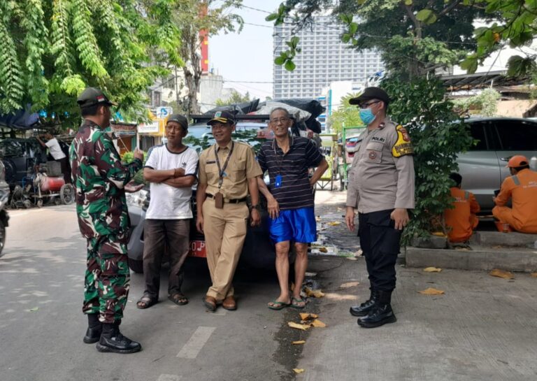 Bersama Tiga Pilar, Babinsa Serka Rudiyanto Sosialisasikan Untuk Tidak Membakar Sampah
