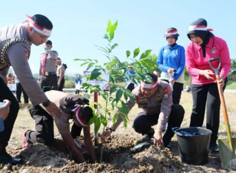 Polri Catat Rekor MURI Tanam Pohon Serentak Dan Terbanyak, Polda Sulsel Tanam 1.750 Pohon