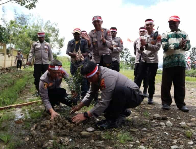 Kapolres Pegunungan Bintang Menggelar Kegiatan Penanaman 1000 Pohon di Distrik Oksibil