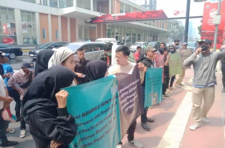 Puluhan Massa Demo Kantor Bawaslu RI, Minta Komisioner Bawaslu Tapteng yang Dekat dengan Politisi PDIP Dipecat