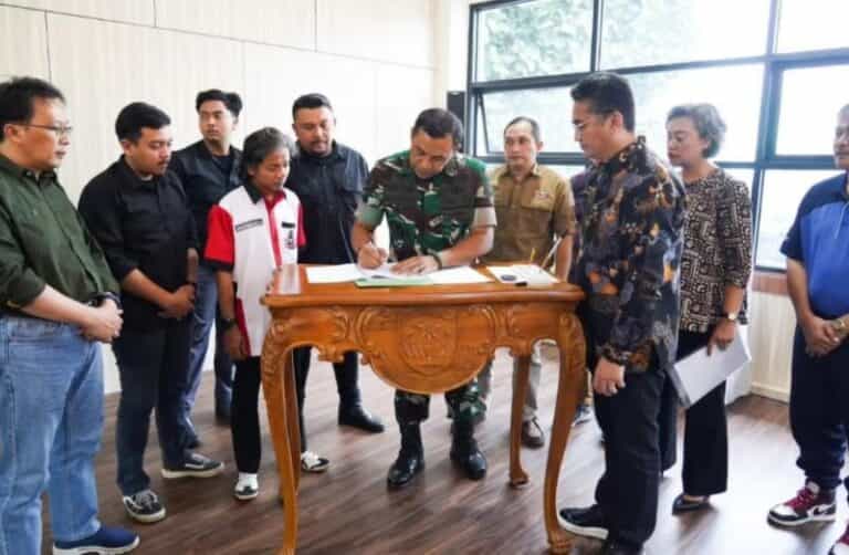 Ketua Umum Perguruan Pencak Silat Betako Merpati Putih Menandatangani Akte Perguruan