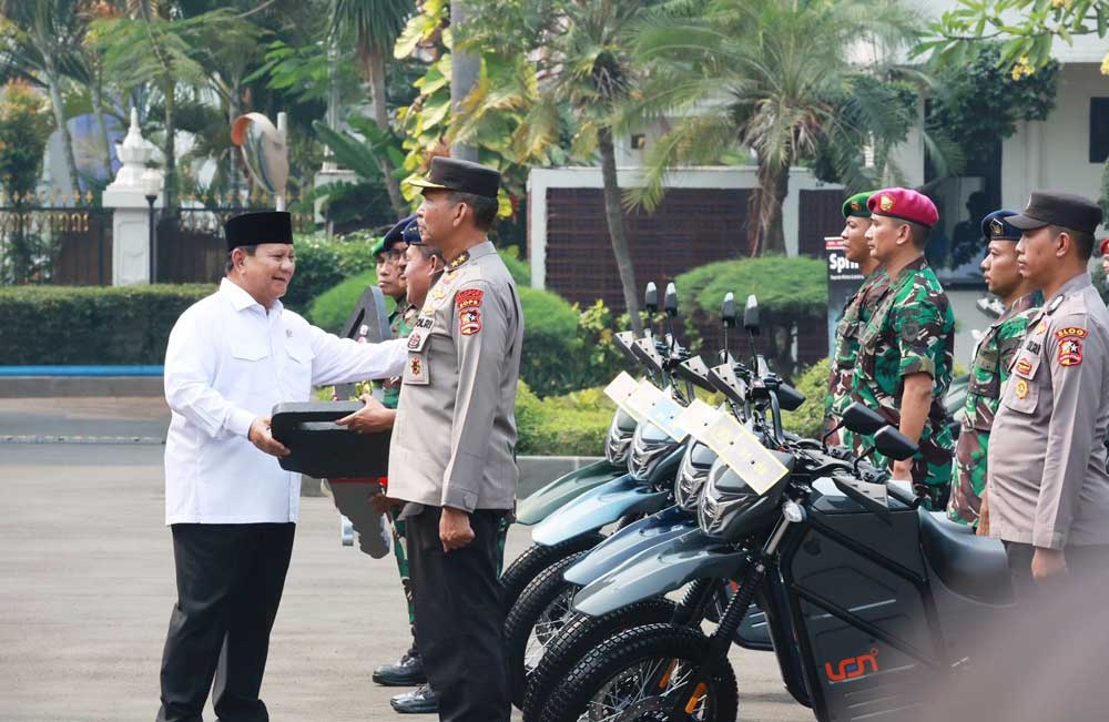 Sebanyak 100 unit rantis E-Tactical Sergap diserahkan ke pihak TNI dan Polri secara simbolis oleh Menhan Prabowo di Lapangan Sudirman,
