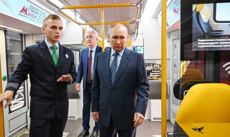 Presiden Rusia Vladimir Putin dan Wali Kota Moskow Sergei Sobyanin meresmikan Moskow Central Diameter (MCD-3) pada 17 Agustus 2023.