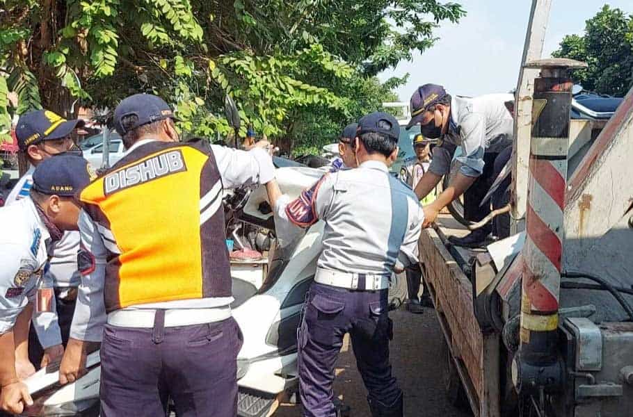 Dinas Perhubungan, Kepolisian dan TNI menggelar razia parkir liar di sejumlah ruas jalan Perumahan Daan Mogot Mall, Kalideres