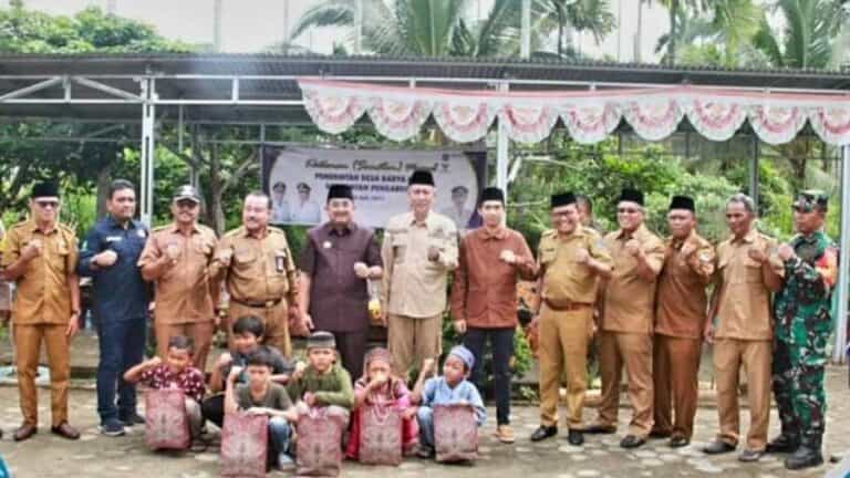 Bupati Tanjab Barat Drs. H. Anwar Sadat, melakukan kunjungan ke Desa Karya Maju Kec. Pengabuan, dalam rangka meninjau khitanan massal