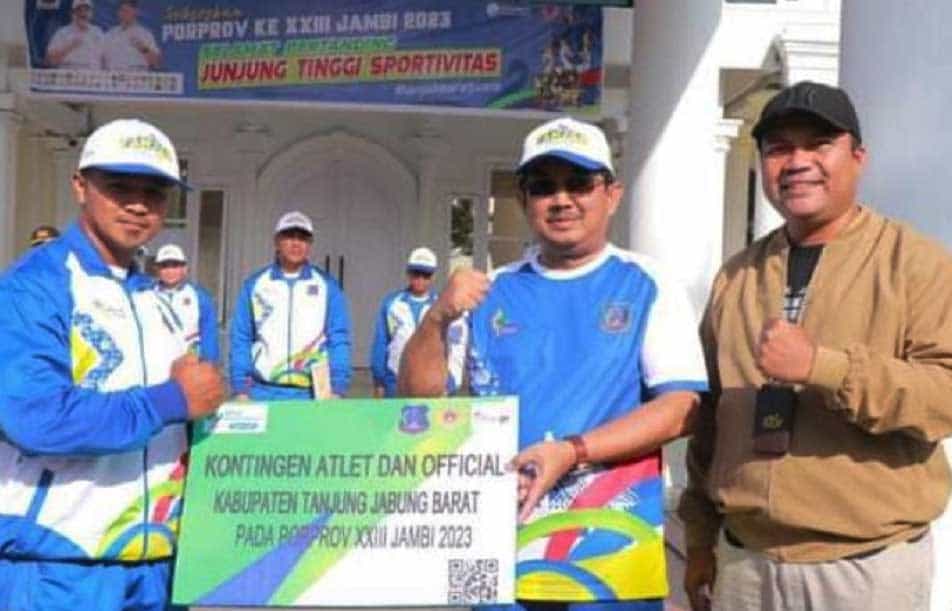 Bupati Tanjab Barat Drs. H. Anwar Sadat, melepas secara resmi Kontingen Kabupaten Tanjung Jabung Barat dalam (Porprov) Jambi XXIII