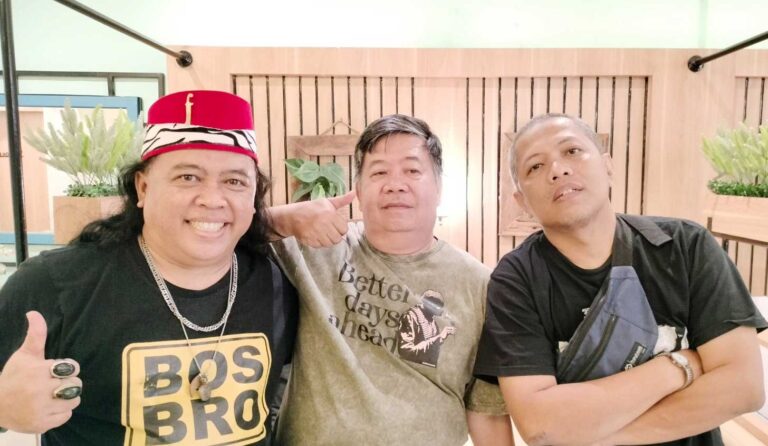 Lama malang melintang di blantika musik dangdut, Joel Bahar dan Heru BosBro mencari pasangan duet untuk Duo Peri Bahar yang benar-benar