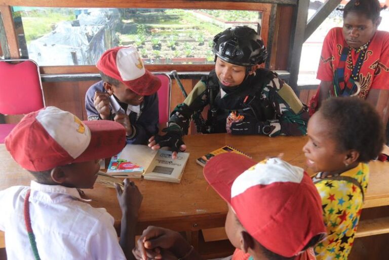 Satgas Yonif PR 330, Tingkatkan Minat Baca Anak-anak di Intan Jaya