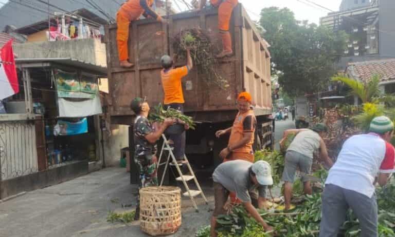Peduli Lingkungan, Babinsa 07/Kemayoran Bersama PPSU dan Warga Binaan Melaksanakan Kerja Bakti