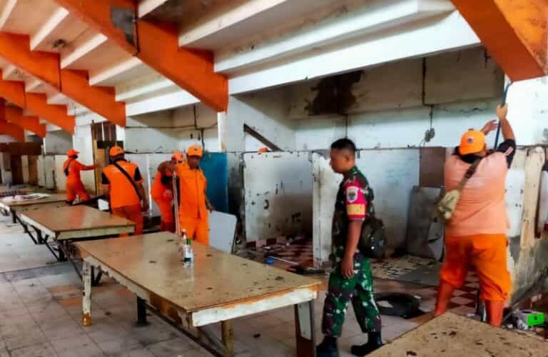 Babinsa Koramil Tamansari Dampingi BPAD Penertiban Bedeng-Bedeng Liar