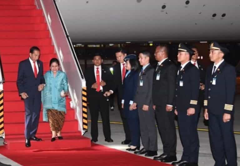 Tiba di Tanah Air, Presiden Joko Widodo dan Ibu Iriana Berserta Rombongan 