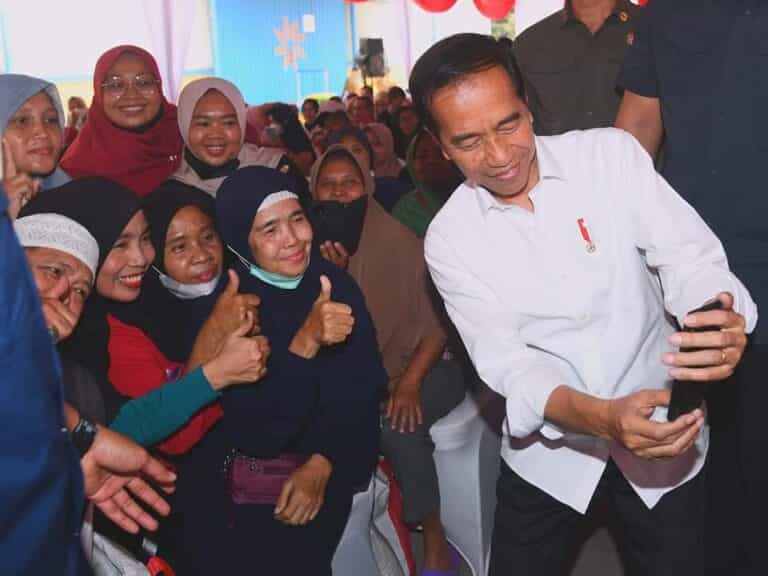 Joko Widodo Serahkan Bantuan Pangan Beras untuk Masyarakat Pergudangan Sunter 