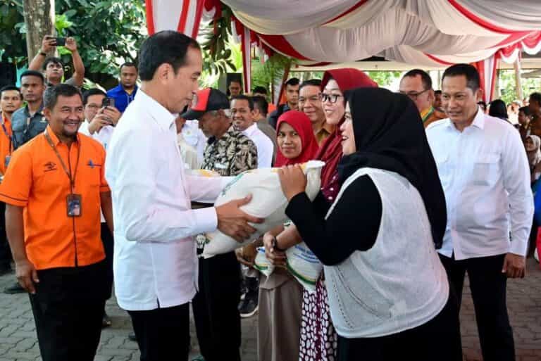 Kunker ke Banten, Jokowi Serahkan Bantuan Pangan Beras ke KPM di Cilegon