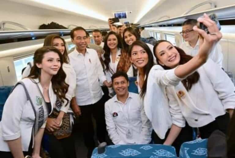 Jokowi Lakukan Uji Coba Kereta Cepat Jakarta-Bandung