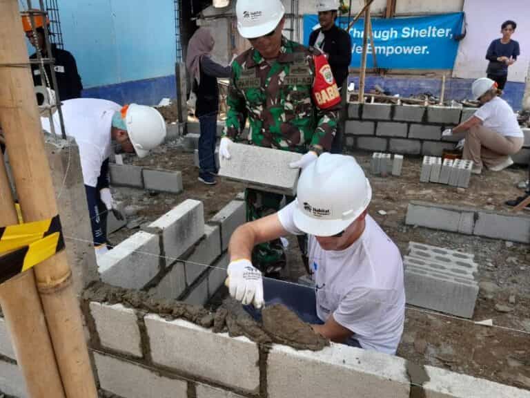 Bedah Rumah Warga Babinsa Koramil 09/Mauk Terjun Langsung