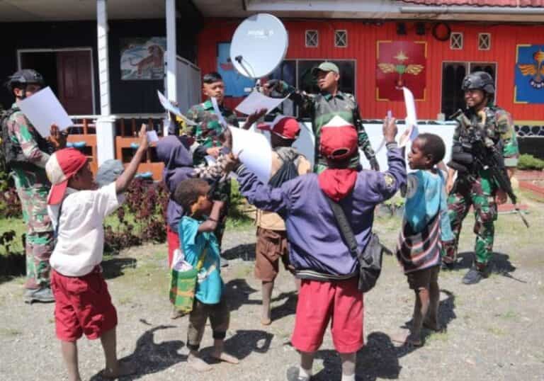 Keren Banget Cara Satgas Yonif PR 330/Tri Dharma, Bangkitkan Nasional dan Motivasi Belajar Anak Papua