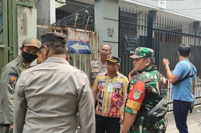 Babinsa Koramil Tamansari Dampingi Mediasi Pembongkaran Gembok Pintu Akses Warga