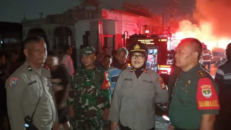 Tinjau Lokasi Kebakaran Gudang Pengolahan Ban Bekas, Ini Pesan Danramil Bantargebang
