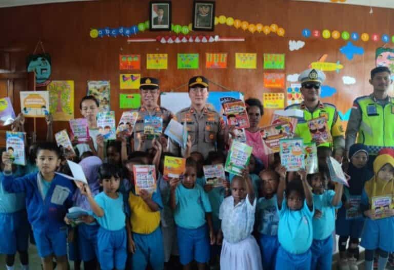 Tingkatkan Budaya Literasi, Wakapolres Pegunungan Bintang Berikan Bantuan Buku dan Alat Tulis 