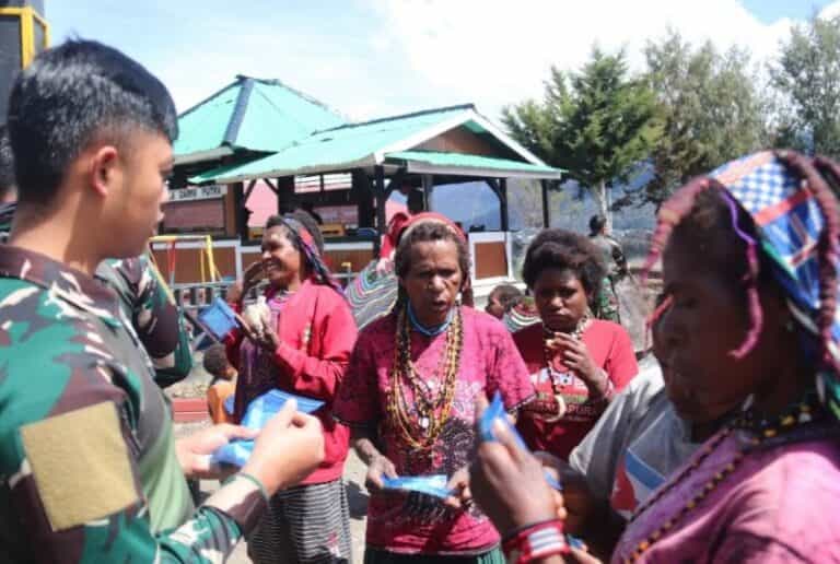 Surga Papua, Penuh Senyum Akhir Pekan Satgas YPR 330 Bagikan Bibit Sayuran