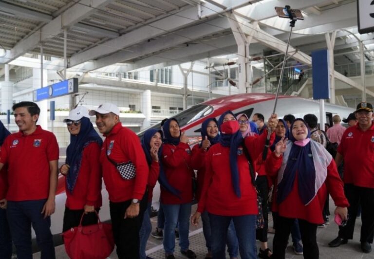 Antusias Masyarakat Lakukan Registrasi Serbu Tiket Uji Coba Gratis KA Cepat