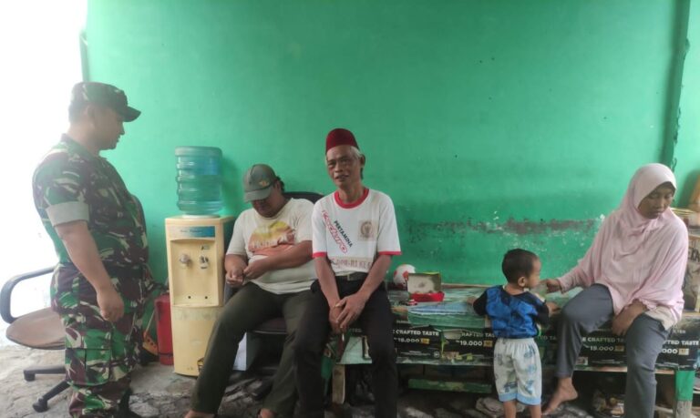 Tingkatkan Keamanan, Babinsa Koramil Tamansari Komsos dengan Juru Parkir dan Warga
