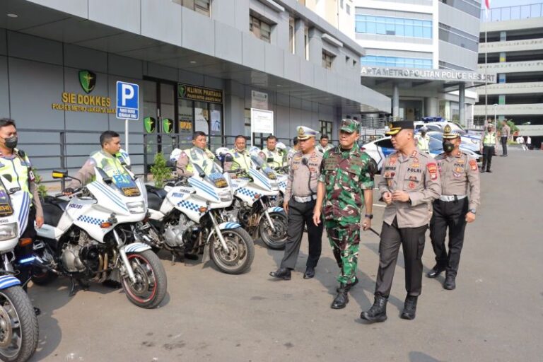 Polres Jakbar Gelar Apel Pasukan Gabungan Dimulainya Operasi Zebra Jaya 2023