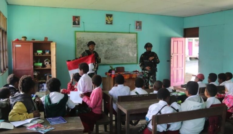 Satgas 330 Bantu Kegiatan Belajar Mengajar di SD YPPK Intan Jaya Papua Tengah