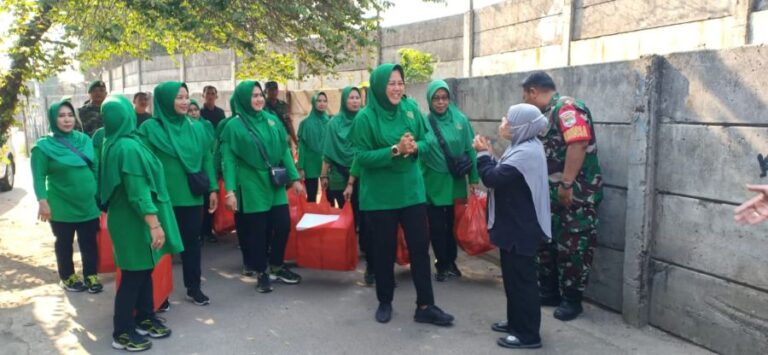Jumat Berkah, Persit KCK Cabang XIX Kodim 0505/JT Berbagi Terhadap Sesama 