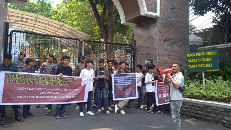 Massa Desak Kejaksaan Agung Periksa Oknum Jaksa yang Bermain dalam Kasus Korupsi di Kejatisu