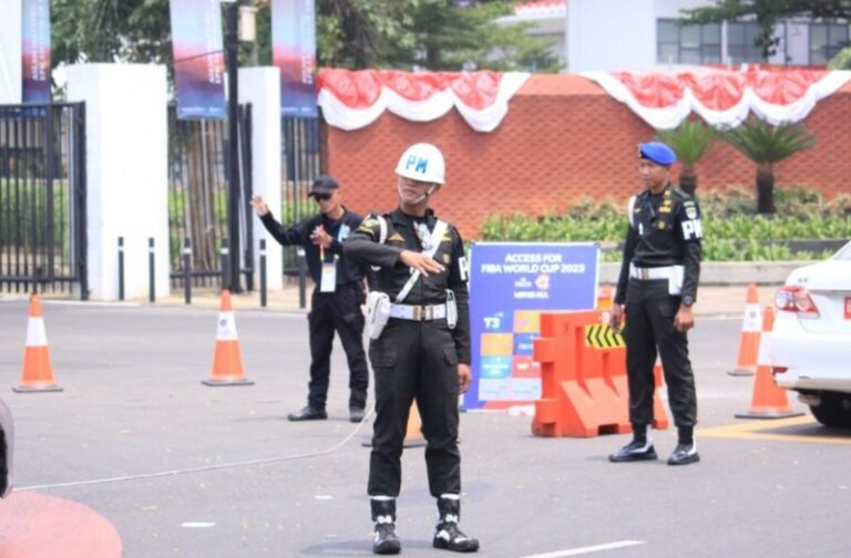 KTT ASEAN Ke 43, Anggota Pomdam Jaya Bantu Lalin 
