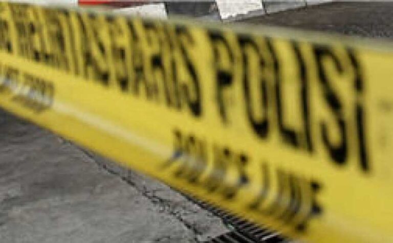 Tawuran antar dua kelompok bermotor di depan pintu palang kereta Stasiun Pondok Ranji, Ciputat Timur, Tangerang Selatan memakan korban jiwa.