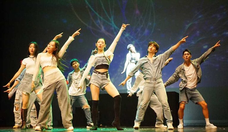 Ini merupakan sebuah acara persembahan Korean Cultural Center Indonesia (KCCI) bertajuk Sachoom 2 “Let’s Dance Crazy!”, berlangsung di