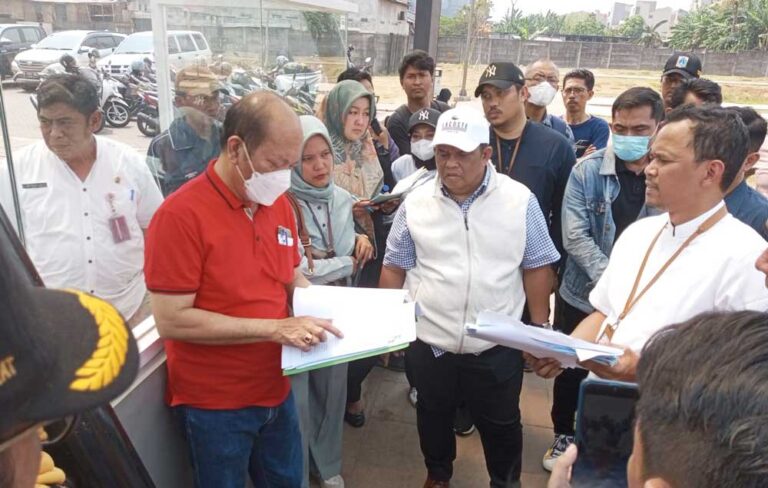 Pengadilan Negeri Jakarta Barat menggelar sidang lapangan terhadap perkara gugatan objek sengketa tanah di Puri Gardenia II RT 007 RW 01