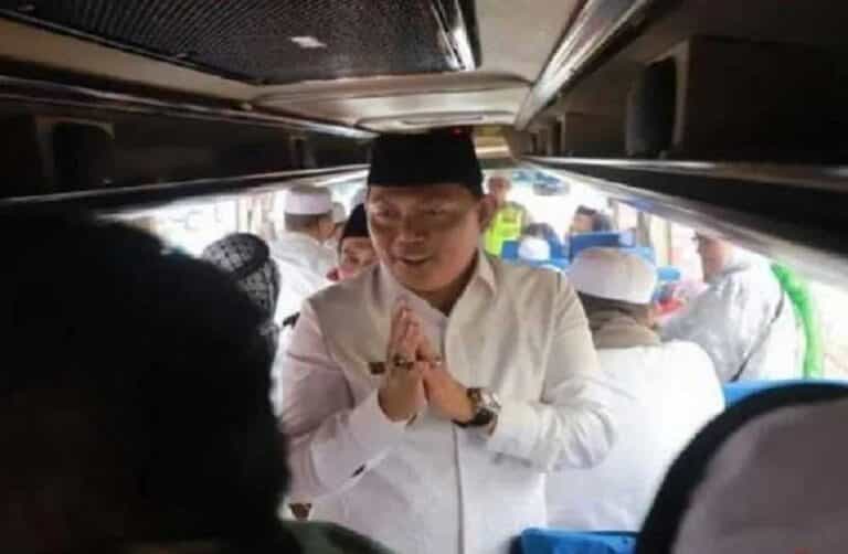Wabup Tanjab Barat H. Hairan menyambut langsung kepulangan Jemaah Haji Kabupaten Tanjung Jabung Barat, Selasa (18/7/2023).