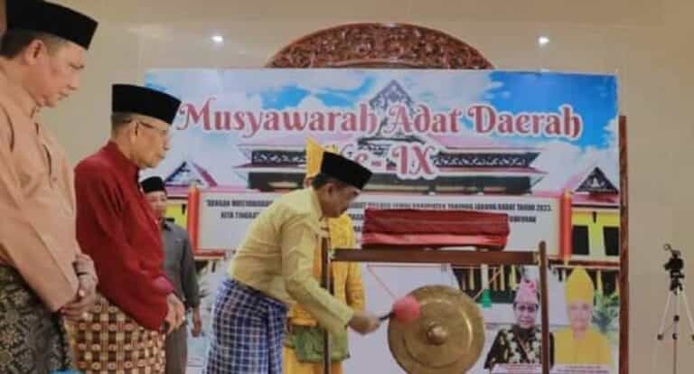 Bupati Kabupaten Tanjung Jabung Barat Drs. H. Anwar Sadat, menghadiri sekaligus membuka secara resmi acara Musyawarah Adat Daerah