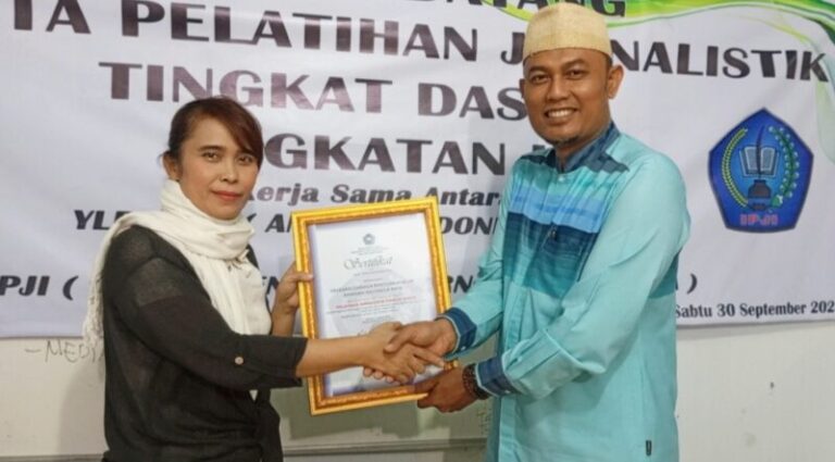 YLBH Al Manah Indonesia Raya Terima Piagam Penghargaan dari IPJI Jakarta Barat