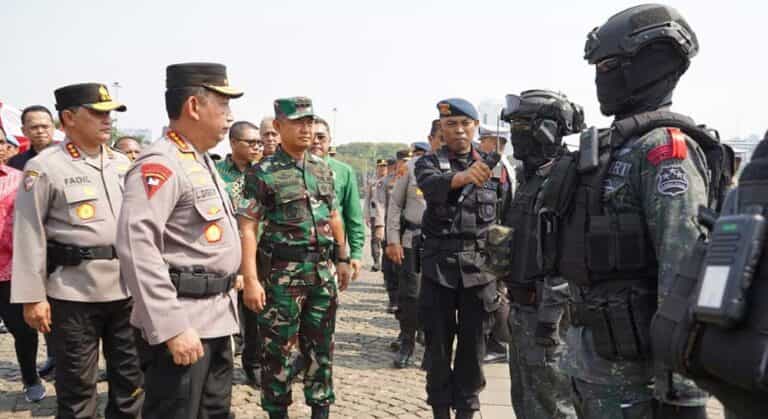 Kepala Staf Umum TNI (Kasum TNI) Letjen TNI Bambang Ismawan, menghadiri Apel Gelar Pasukan Operasi Mantap Brata 2023–2024