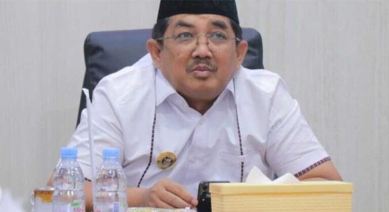 Bupati Tanjung Jabung Barat, Drs. H. Anwar Sadat, mengikuti webinar Bincang Stranas dalam rangka rapat koordinasi penguatan Aparat