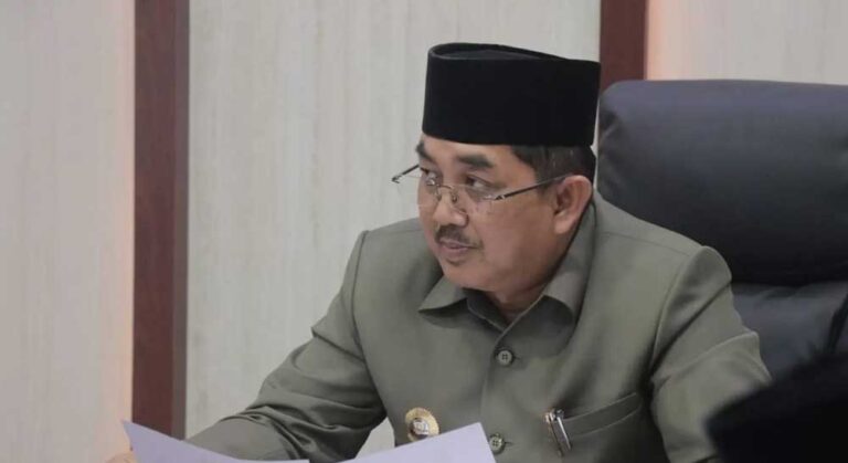 Menyikapi keluhan masyarakat terkait krisis air di Kabupaten Tanjabbar, khususnya di Kota Kuala Tungkal, Bupati Anwar Sadat minta solusi PDAM