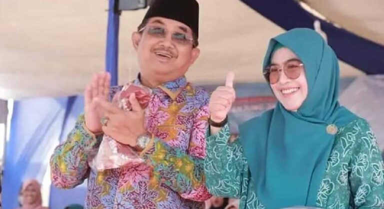 Bupati Tanjung Jabung Barat, Drs. H. Anwar Sadat, M. Ag didampingi Ketua TP-PKK Hj. Fadhilah Sadat menghadiri sekaligus membuka secara