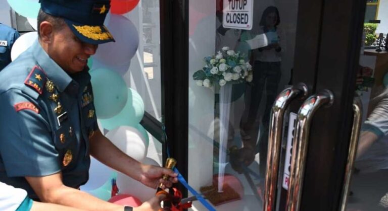 HUB UMK PLN Suluttenggo diresmikan Danlantamal VIII Laksamana Pertama TNI Nouldy J. Tangka, dan GM PLN Suluttenggo Johannes Avila Ari